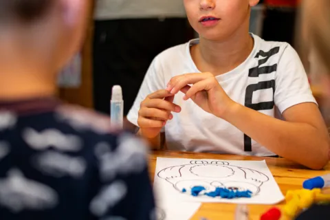 Jongen knutselt recreatie
