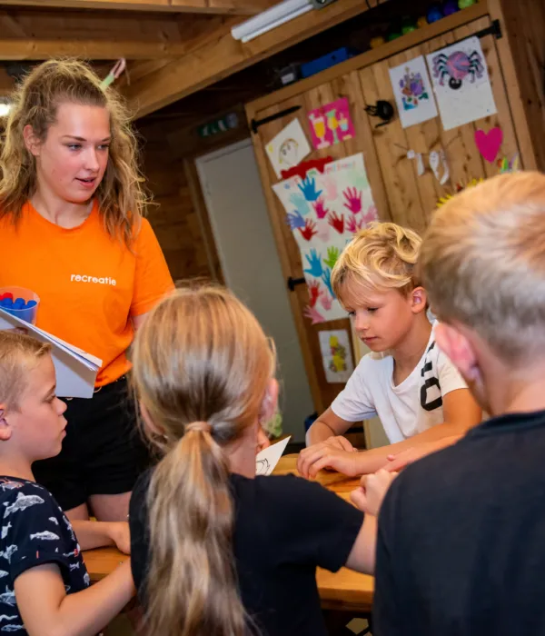 Kinderen knutselen recreatie