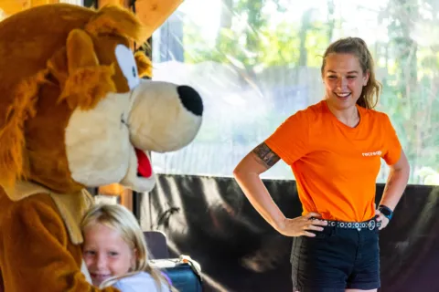 Heggie knuffelt meisje recreatie