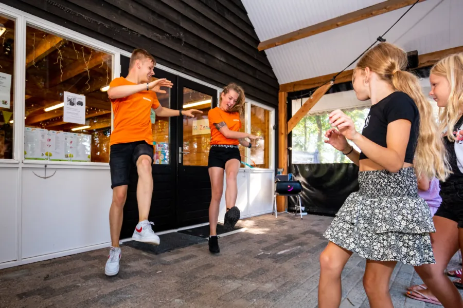 Camping de Zandhegge Recreatieteam dansen