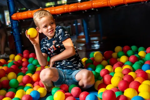 Jongen in ballenbak heggies