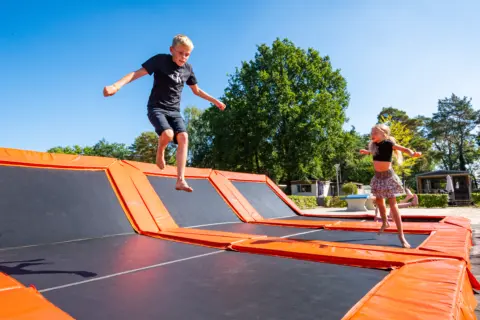 Kids springen trampoline