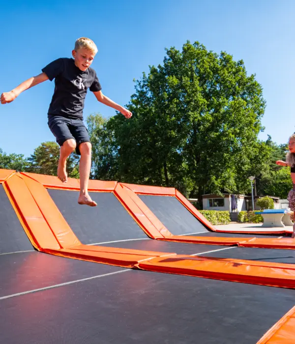 Kids springen trampoline