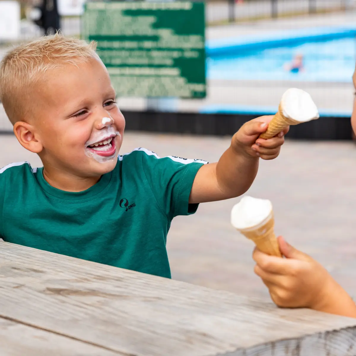 Horeca terras ijsje eten