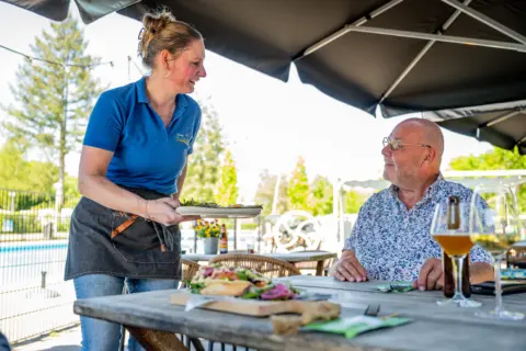 Bediening eten terras