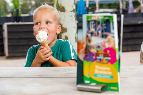 Ijsje eten terras horeca jongen