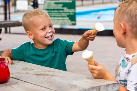 Horeca terras ijsje eten