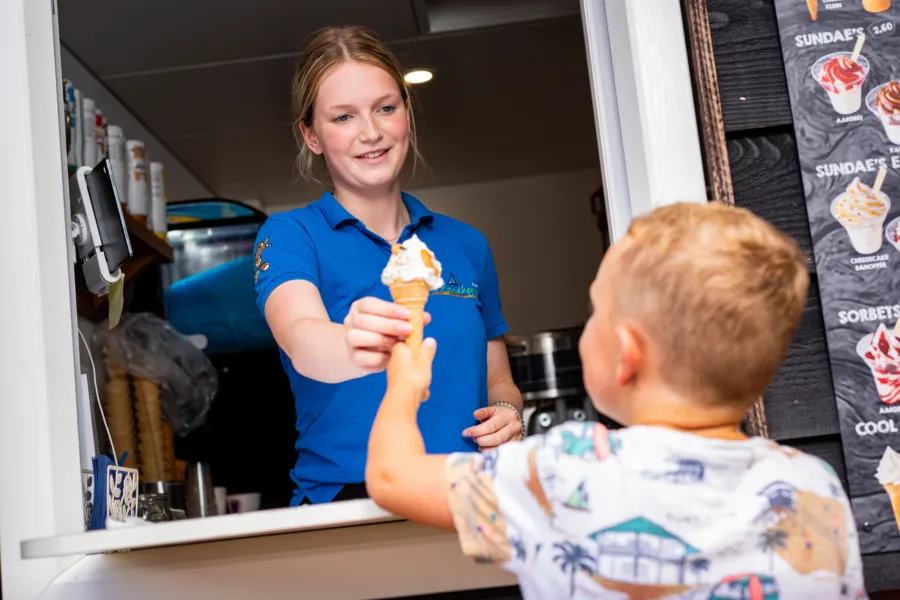 Ijsloket horeca ijsje geven jongen