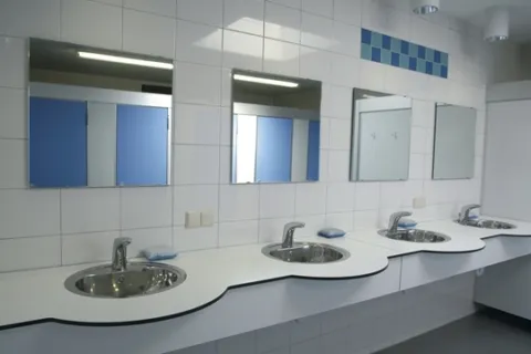 Sanitair gebouw 1