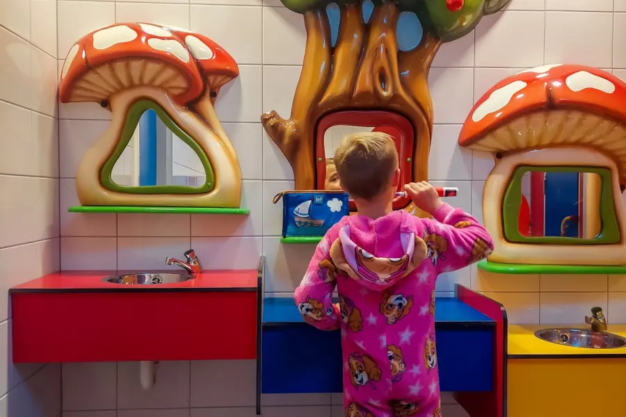 Toiletgebouw kind tandenpoetsen
