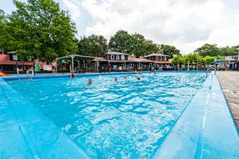 Zwemmende kinderen zwembad 3