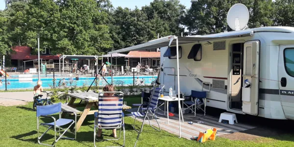 Kampeerplaats met uitzicht op zwembad