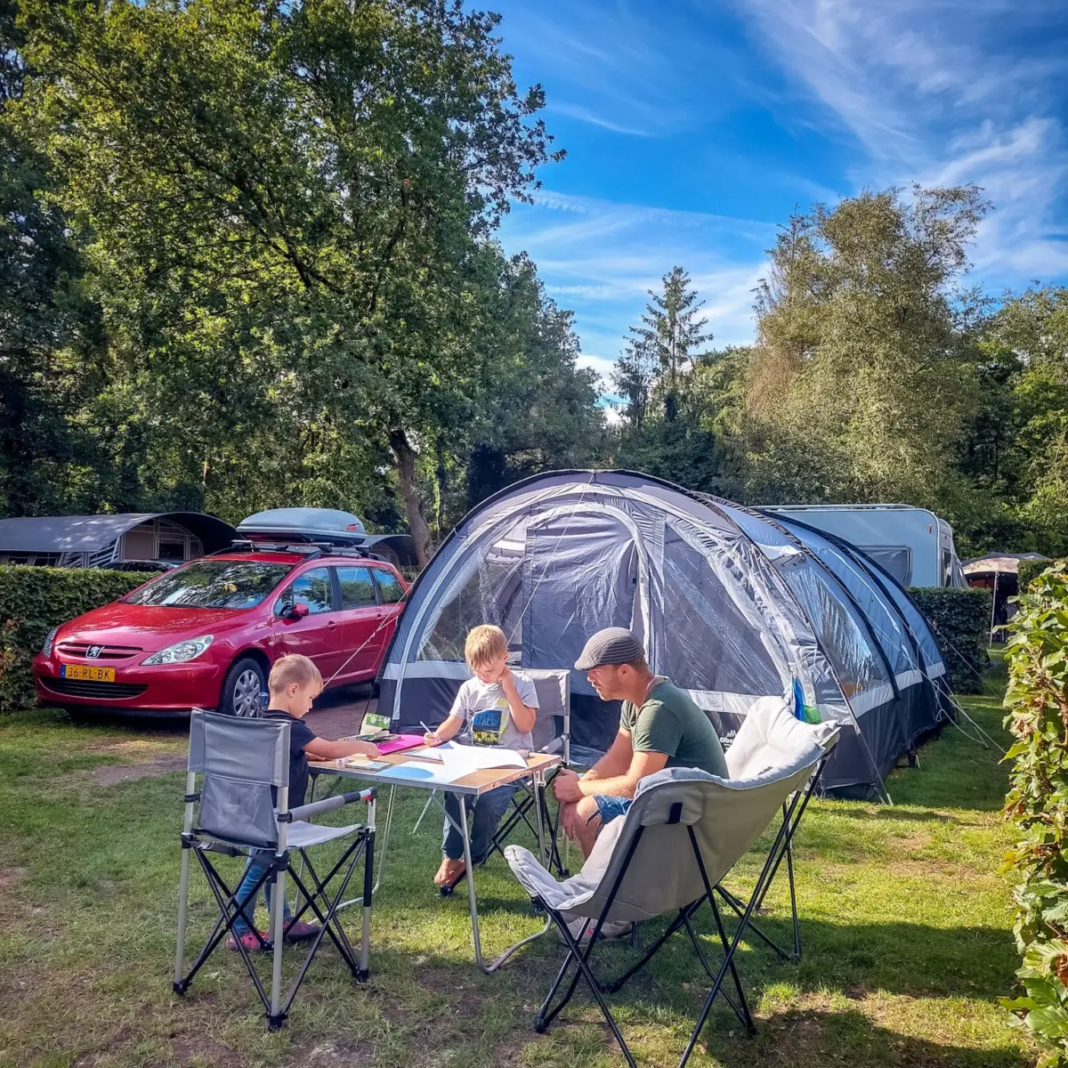 Kampeerplaats met auto tent 2023 1