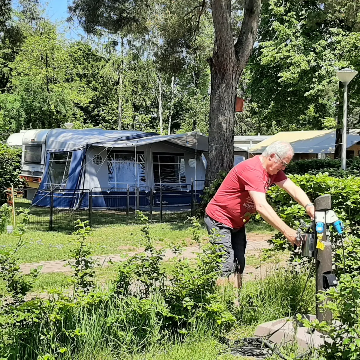 Man bij waterkraantje