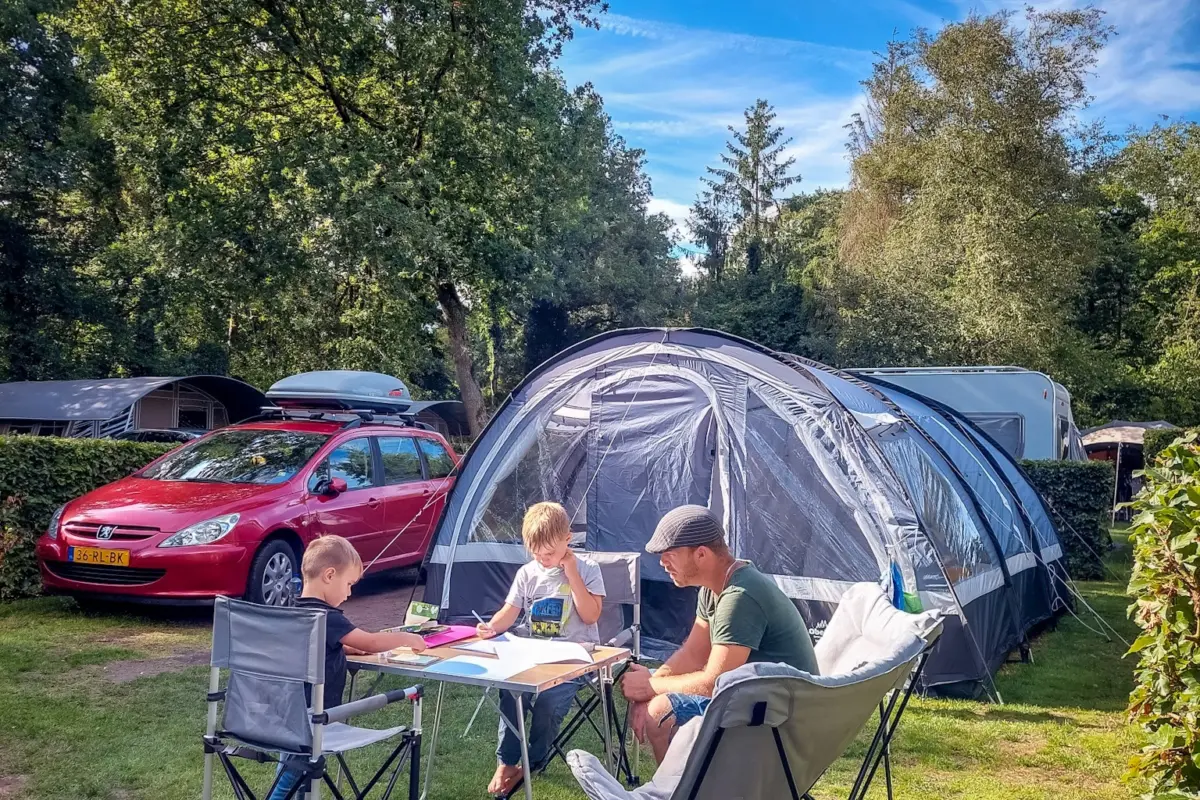 Kampeerplaats met auto tent 2023 1