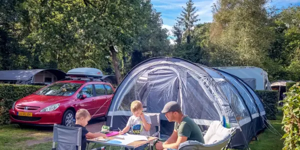 Kampeerplaats met auto tent 2023 1