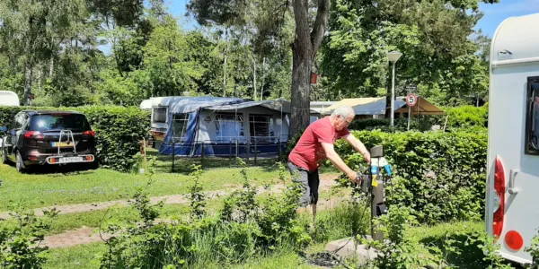 Man bij waterkraantje