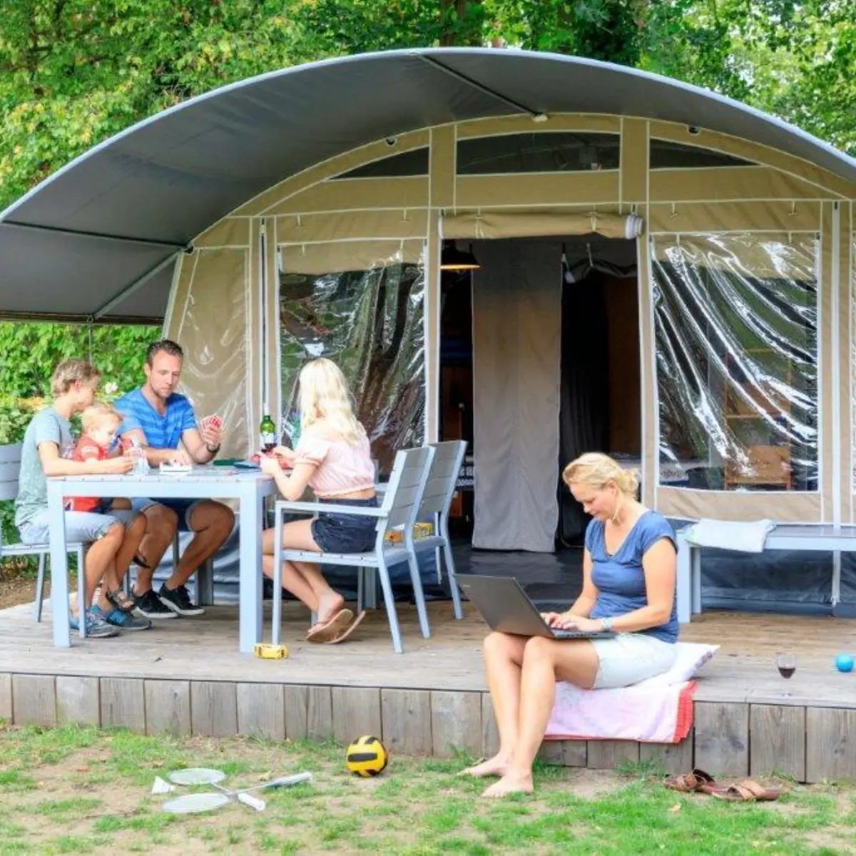 Lodgetent 6 persoons met hond