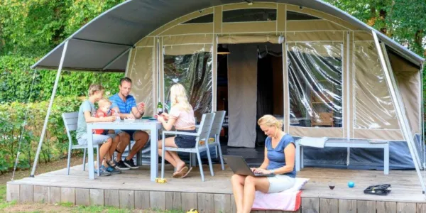 Lodgetent 6 persoons met hond