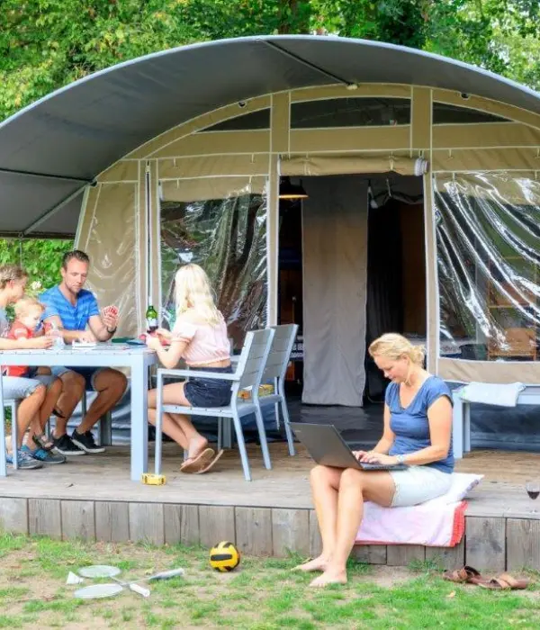 Lodgetent 6 persoons met hond