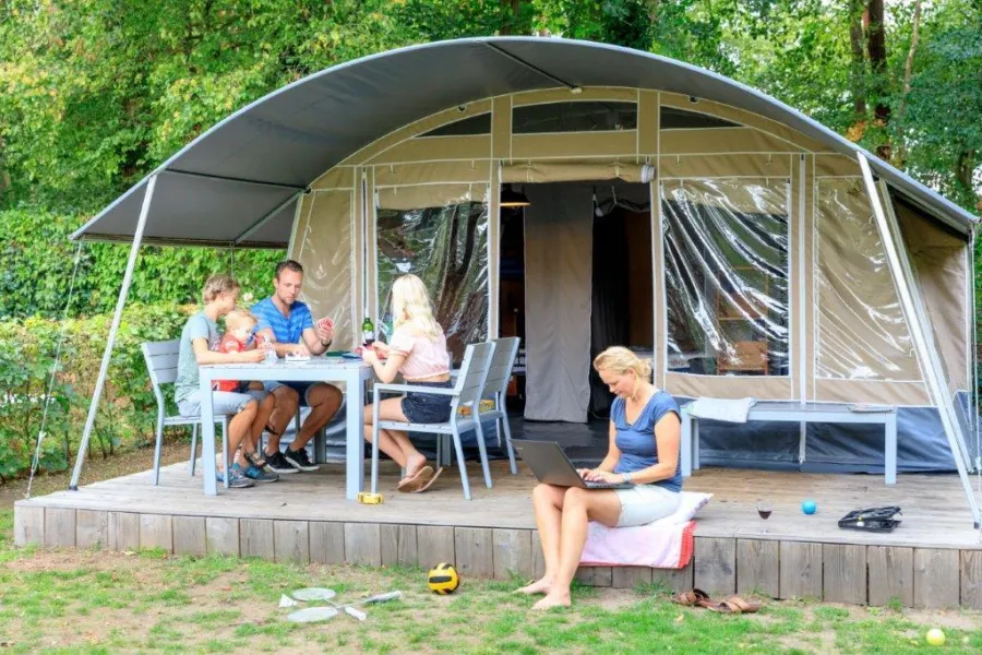 Lodgetent 6 persoons met hond